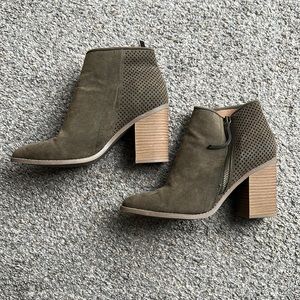 Universal Thread booties, size 7.5